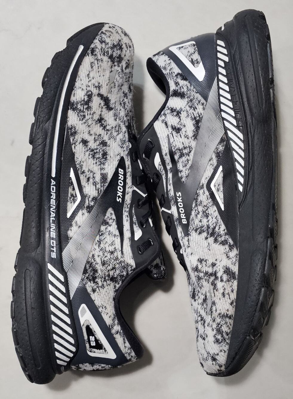Brooks Adrenaline GT5 23 Men's Running Shoes Black White Size 13 Wide 2E Used